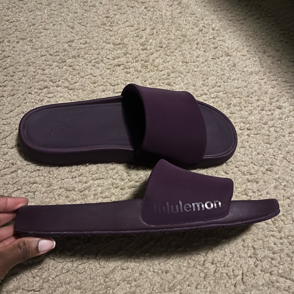 🍋 EUC Lululemon Women’s Restfeel Slide in Dramatic Magenta - Sz 10